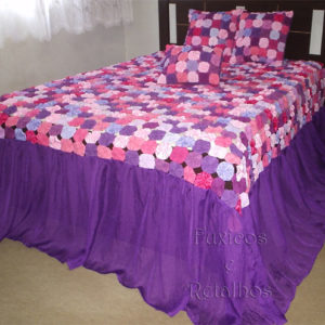 Colcha de Casal em Fuxicos Luxo tons rosa e roxo exposto em uma cama