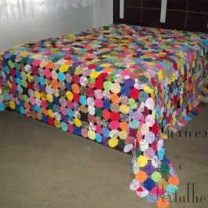 Colcha de Fuxico Casal colorida exposta sobre a cama