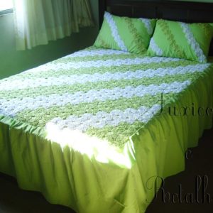 Colcha Especial Fuxicos Casal verde e branca exposta na cama