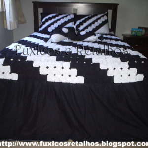 Colcha de Fuxicos Preto e Branco exposta sobre uma cama