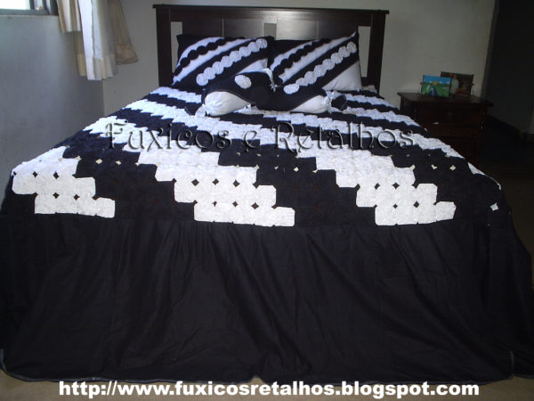 Colcha de Fuxicos Preto e Branco exposta sobre uma cama